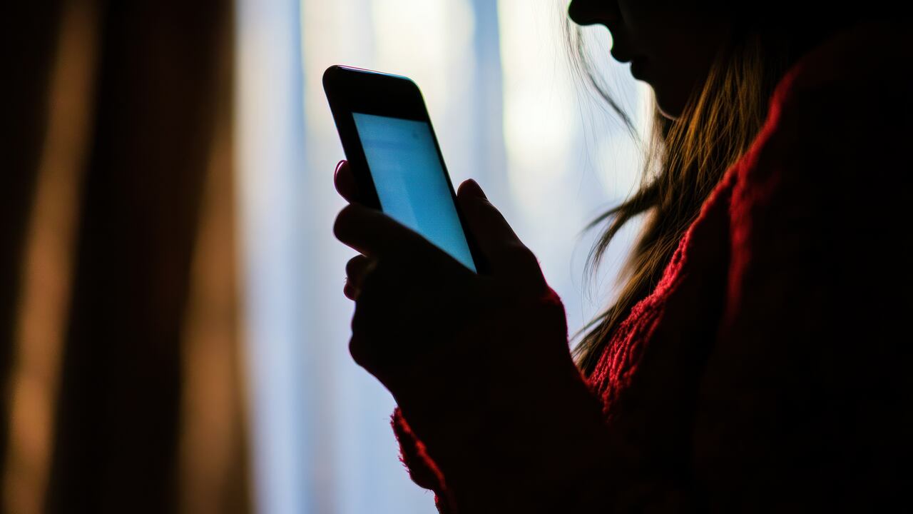 Los delincuentes utilizan plataformas en línea para atraer a las víctimas a redes de trata de personas, escondiéndose detrás de falsas promesas.