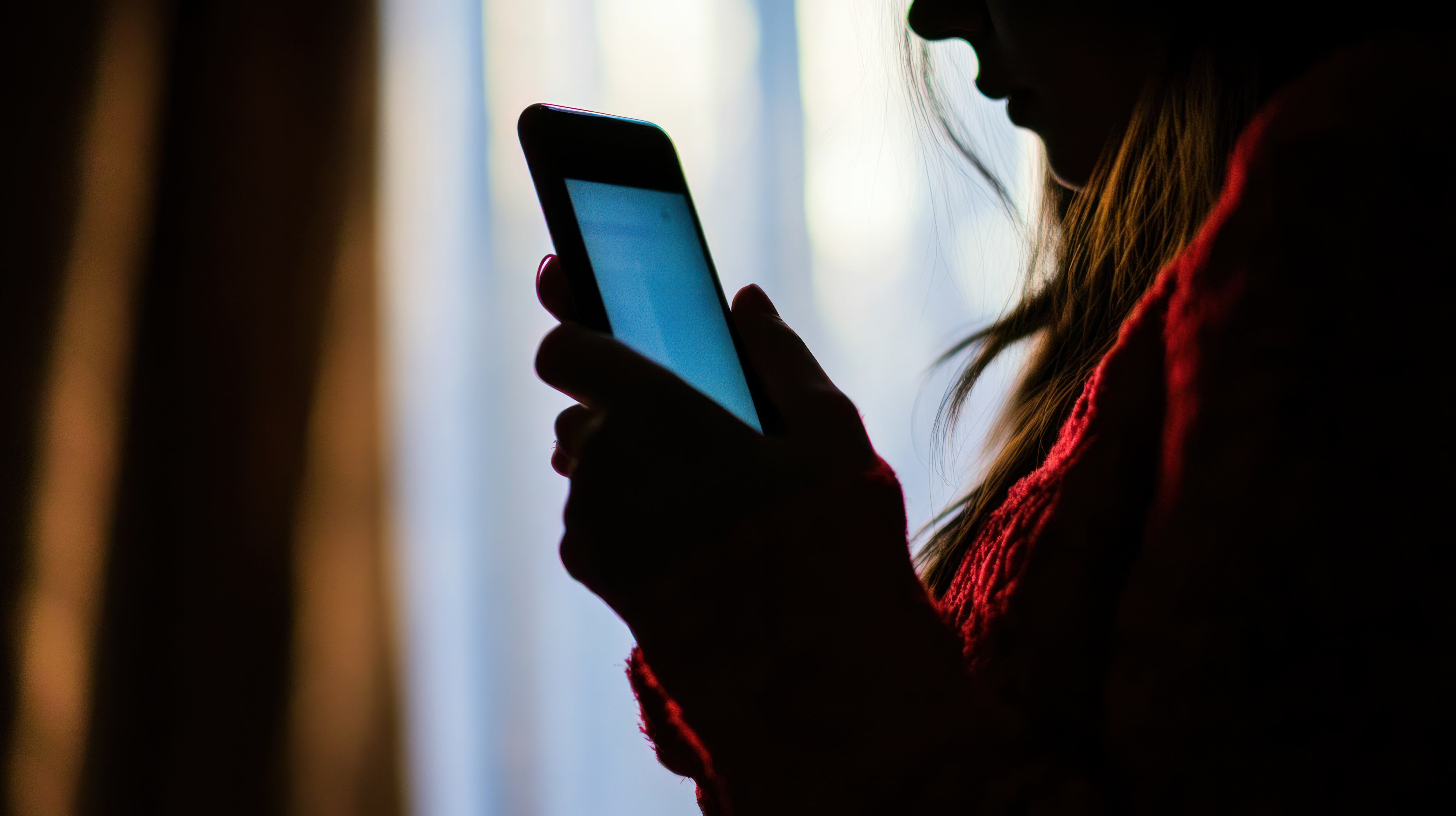 Los delincuentes utilizan plataformas en línea para atraer a las víctimas a redes de trata de personas, escondiéndose detrás de falsas promesas.