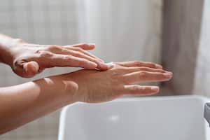 Con ingredientes caseros se puede preparar una crema para mejorar la condición de las manos secas.
