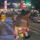 Las mujeres se quitaron los cascos de protección para tapar las placas de las motos