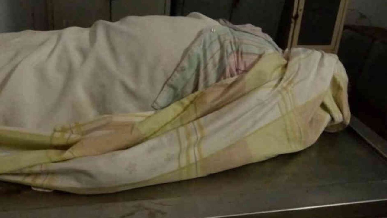 Arnold trabaja en la morgue de uno de los principales hospitales del país sin los medios necesarios.