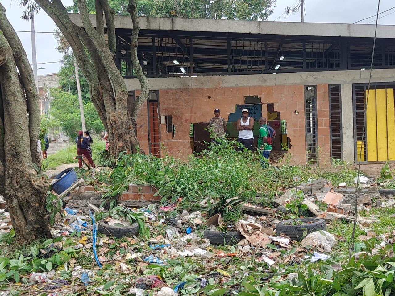 Cerca de las 7:30 de la noche de este domingo 18 de mayo, las autoridades reportaron una explosión en el barrio Los Lagos, al oriente de Cali, que dejó siete personas heridas, entre ellos tres policías, según información preliminar.