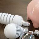 Utilice bombillos LED que ahorran hasta un 80% de energía, al compararse con bombillos halógenos o incandescentes comunes y hasta un 20% adicional, al compararse con otras bombillas ahorradoras.