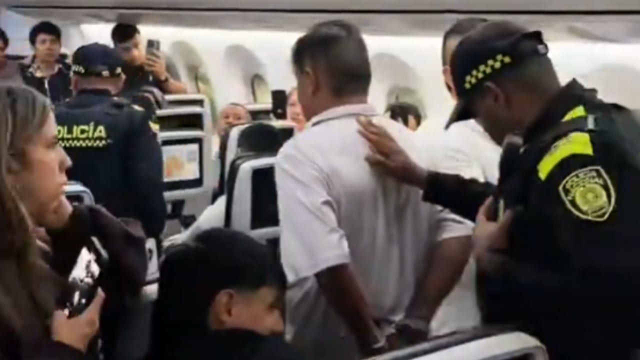 Este es el momento en el que la Policía retira al sujeto de la aeronave.