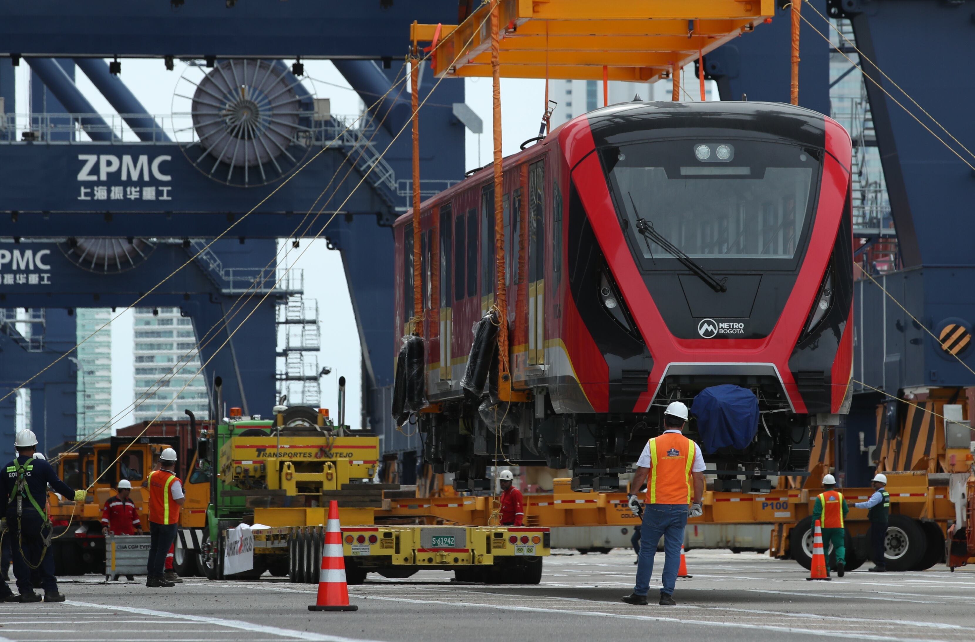 Llegada de los vagones del metro de Bogotá, al puerto de Cartagena