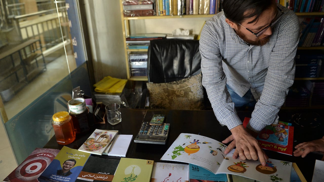Un hombre de libros en Afganistán, Abdul Amin Hossaini. Foto: Hoshang Hashimi / AFP