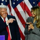 El expresidente estadounidense y candidato presidencial republicano Donald Trump señala a su esposa, la exprimera dama estadounidense Melania Trump, durante un evento de la noche de las elecciones en el Centro de Convenciones de West Palm Beach en West Palm Beach, Florida, la madrugada del 6 de noviembre de 2024. (Foto de Jim WATSON / AFP)