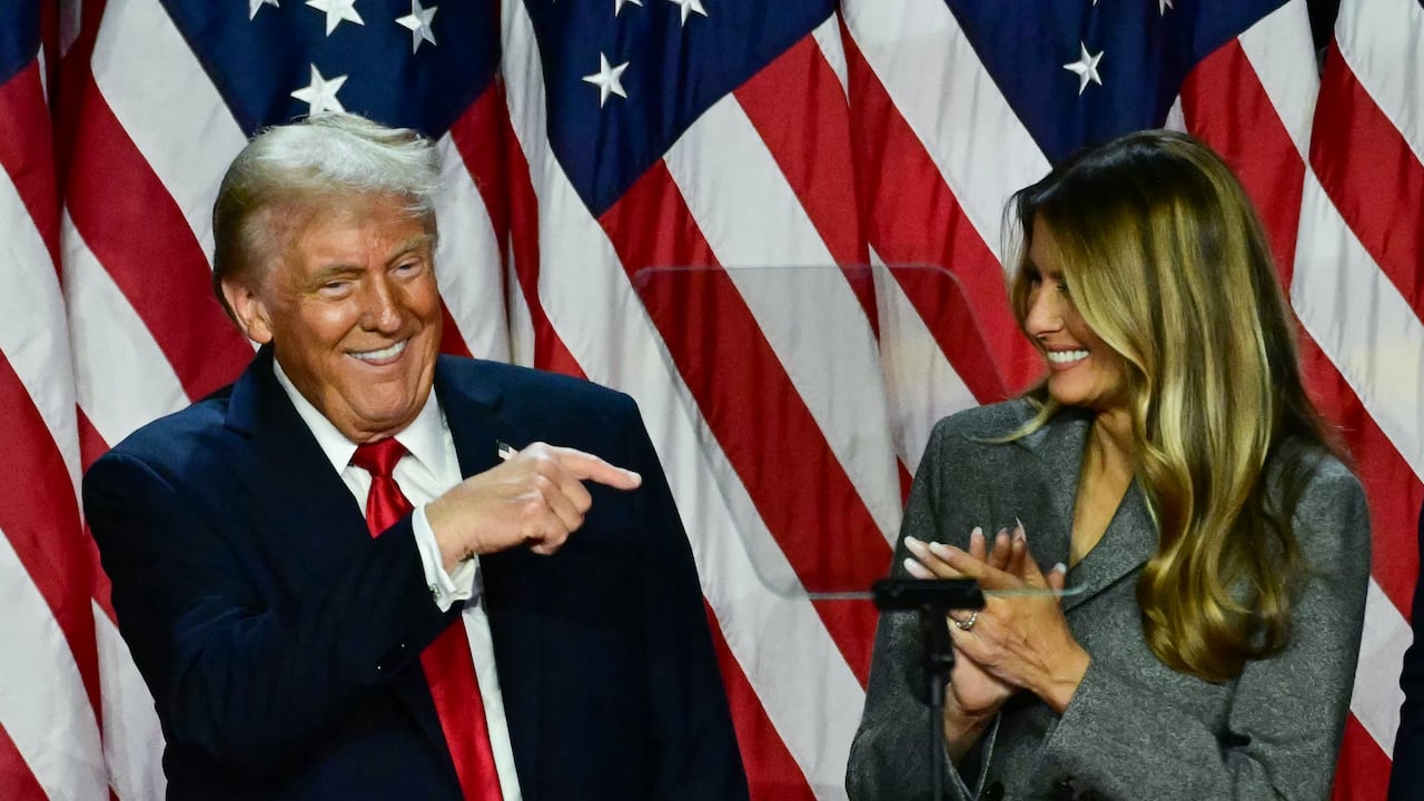 “Hemos hecho historia”, proclamó Trump, de 78 años, a sus seguidores en West Palm Beach, Florida, rodeado de su familia, incluida su esposa Melania.