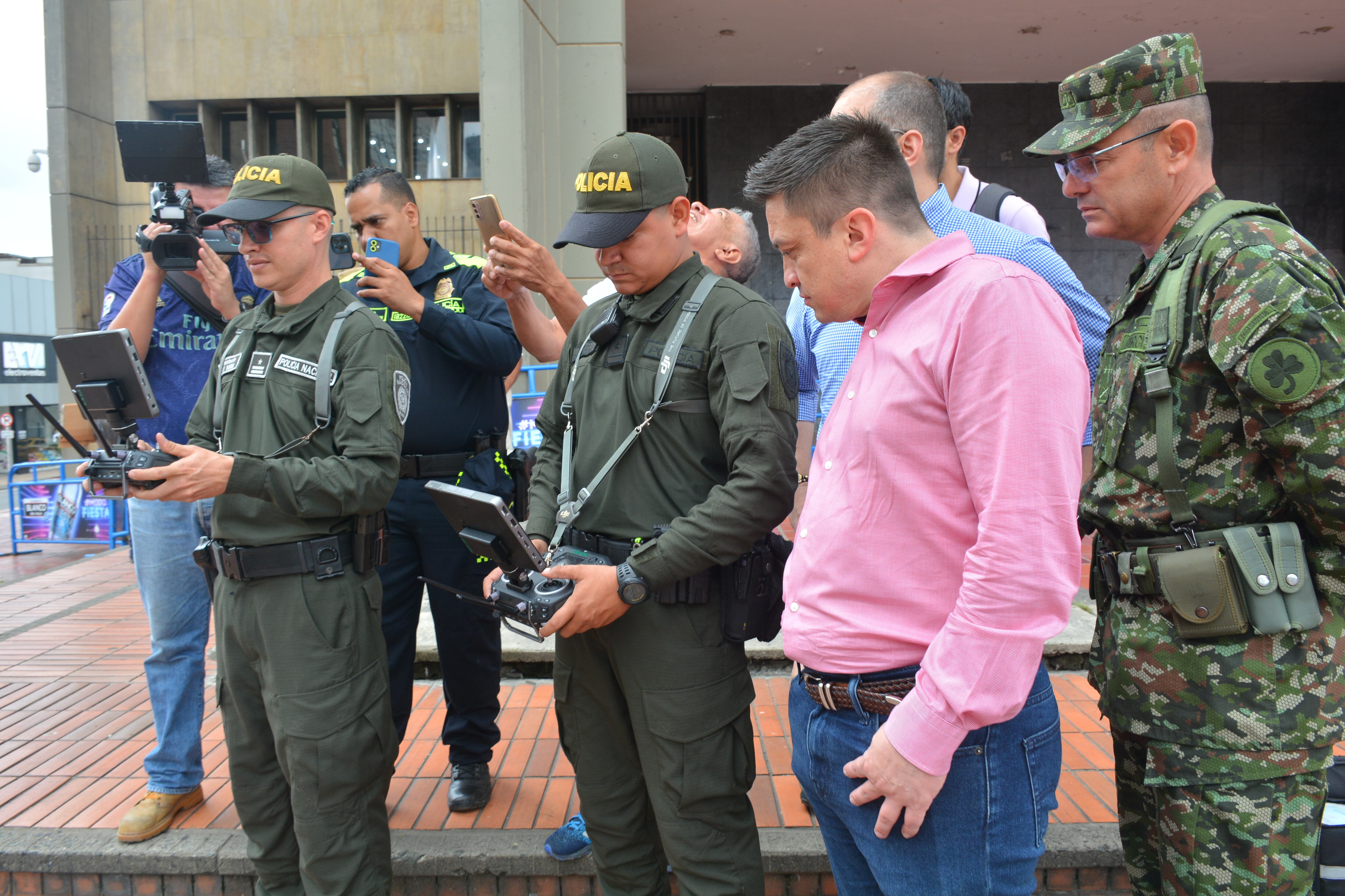 Demostración del funcionamiento del sistema de drones para las elecciones de este domingo en el Valle del Cauca.  Declaraciones de Gustavo García, Viceministro del Interior y Gobernador AdHoc para lo electoral. Camilo Murcia Lozano, Secretario de Seguridad y convivencia ciudadana de la Gobernación del Valle del Cauca. Coronel Jesús Enrique Quintero Rave, comandante de la Policía Valle. Coronel Julio Arturo Pinzón Gutiérrez, comandante de la Tercera Brigada del Ejército Nacional
