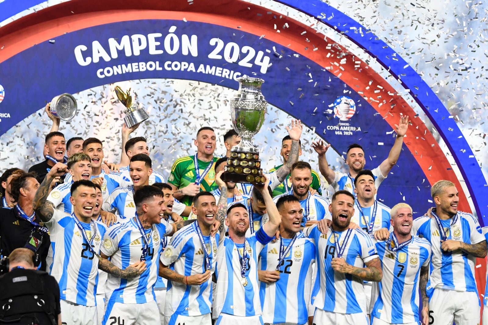 Lionel Messi y sus compañeros de la Selección de Argentina levantan el trofeo de campeón de la Copa América 2024.
