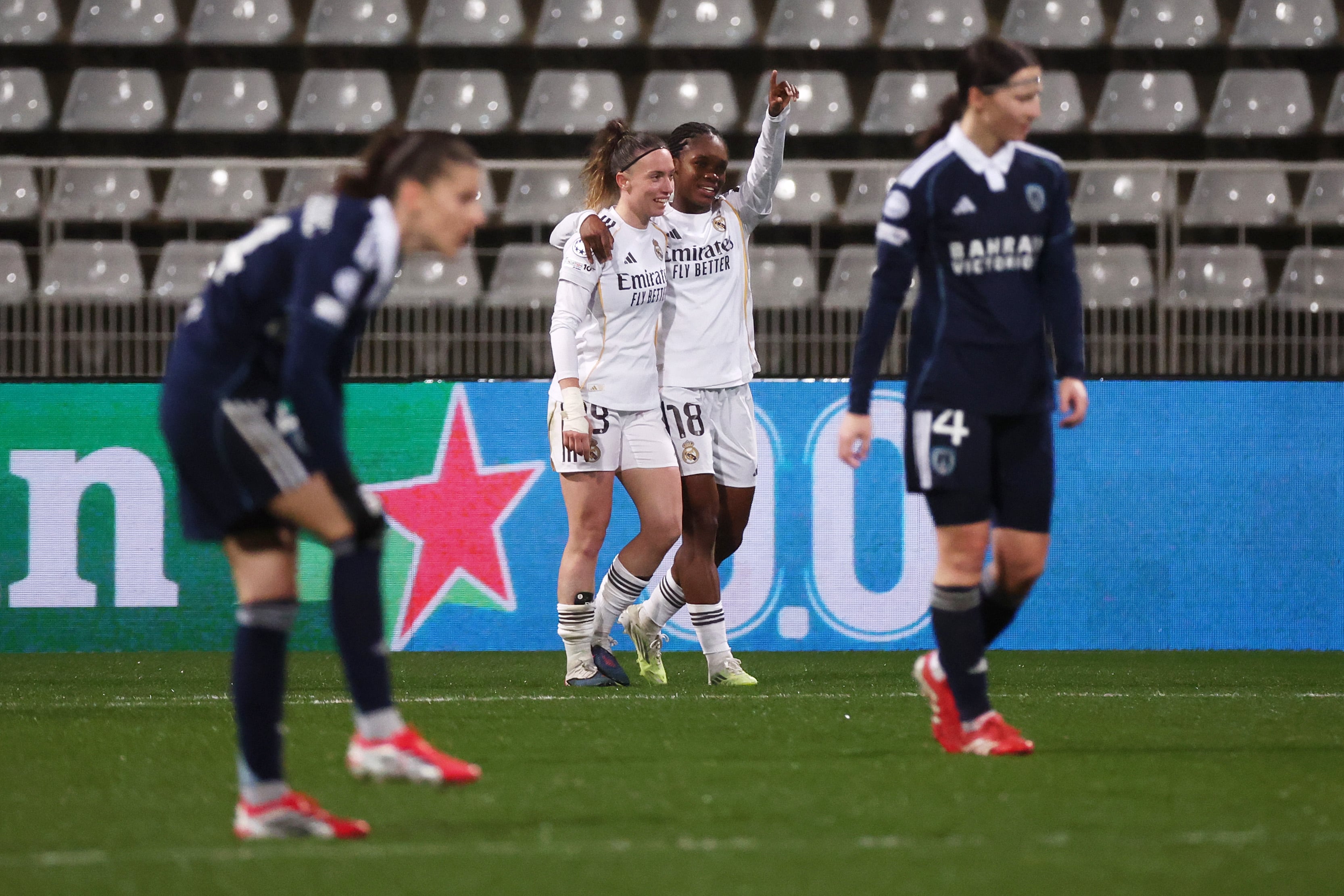 Linda Caicedo celebra su buen actuar ante el París FC.