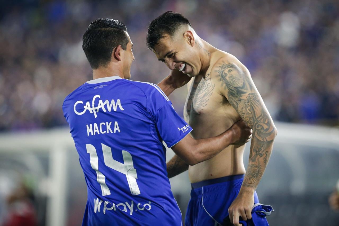 Rodrigo Contreras celebra con Mackalister Silva.