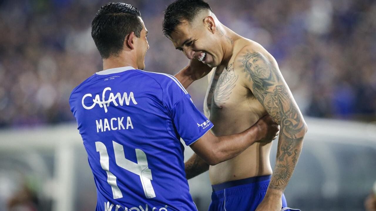 Rodrigo Contreras celebra con Mackalister Silva.