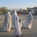 Afganistán Mujeres en burka blanco. Los talibanes intentan convencer al mundo y a los afganos de que no ejercerán el poder de la misma manera que entre 1996 y 2001, cuando impusieron una visión extremadamente rigurosa de la ley islámica, que penalizaba especialmente a las mujeres.
Foto Salud Hernández