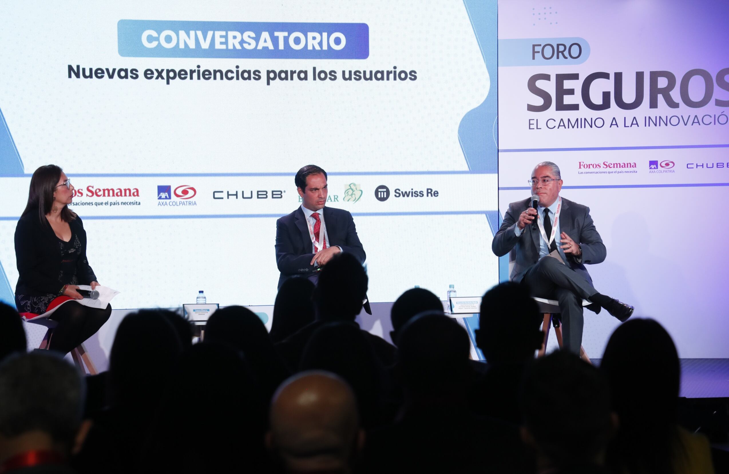 El conversatorio ‘Nuevas experiencias para los usuarios’, contó con la participación de Juan Camilo Neira, director del Departamento de Riesgos y Seguros de la Universidad Externado; Eduardo Garduño Mejía, jefe de reaseguros para la región Caribe y Andina de Swiss Re Colombia y la moderación de Laura Charry, editora central de SEMANA.
