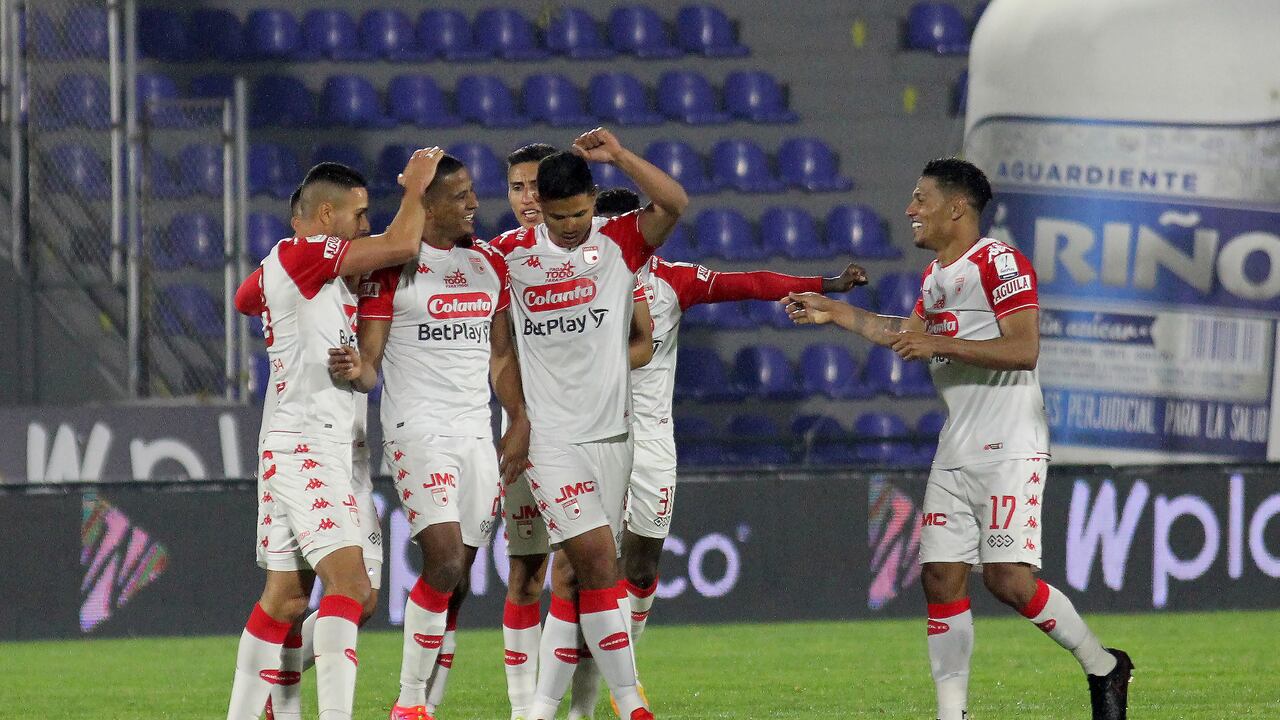 PASTO - COLOMBIA, 19-09-2021: Fainer Torijano de Independiente Santa Fe celebra con sus compañeros de equipo despues de anotar gol de su equipo durante partido entre Deportivo Pasto e Independiente Santa Fe la fecha 10 por la Liga BetPlay DIMAYOR II 2021 jugado en el estadio Departamental Libertad de la ciudad de Pasto. / Fainer Torijano of Independiente Santa Fe celebrates with his teammates after scoring goal of his team during a match of the 10th date between Deportivo Pasto and Independiente Santa Fe for the BetPlay DIMAYOR II 2021 League played at the Departamental Libertad Stadium in Pasto city. / Photo: VizzorImage / Leonardo Castro / Cont.