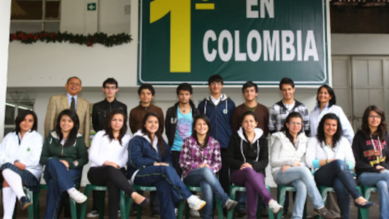 El Campo David tiene dos pequeñas sedes en el barrio Santa Lucía, una de ellas era una bodega. A pesar de las limitaciones, todos los bachilleres de este año pasaron a la Nacional y Los Andes. En la foto, el rector Romero y su esposa con los estudiantes que brillaron en el Icfes.