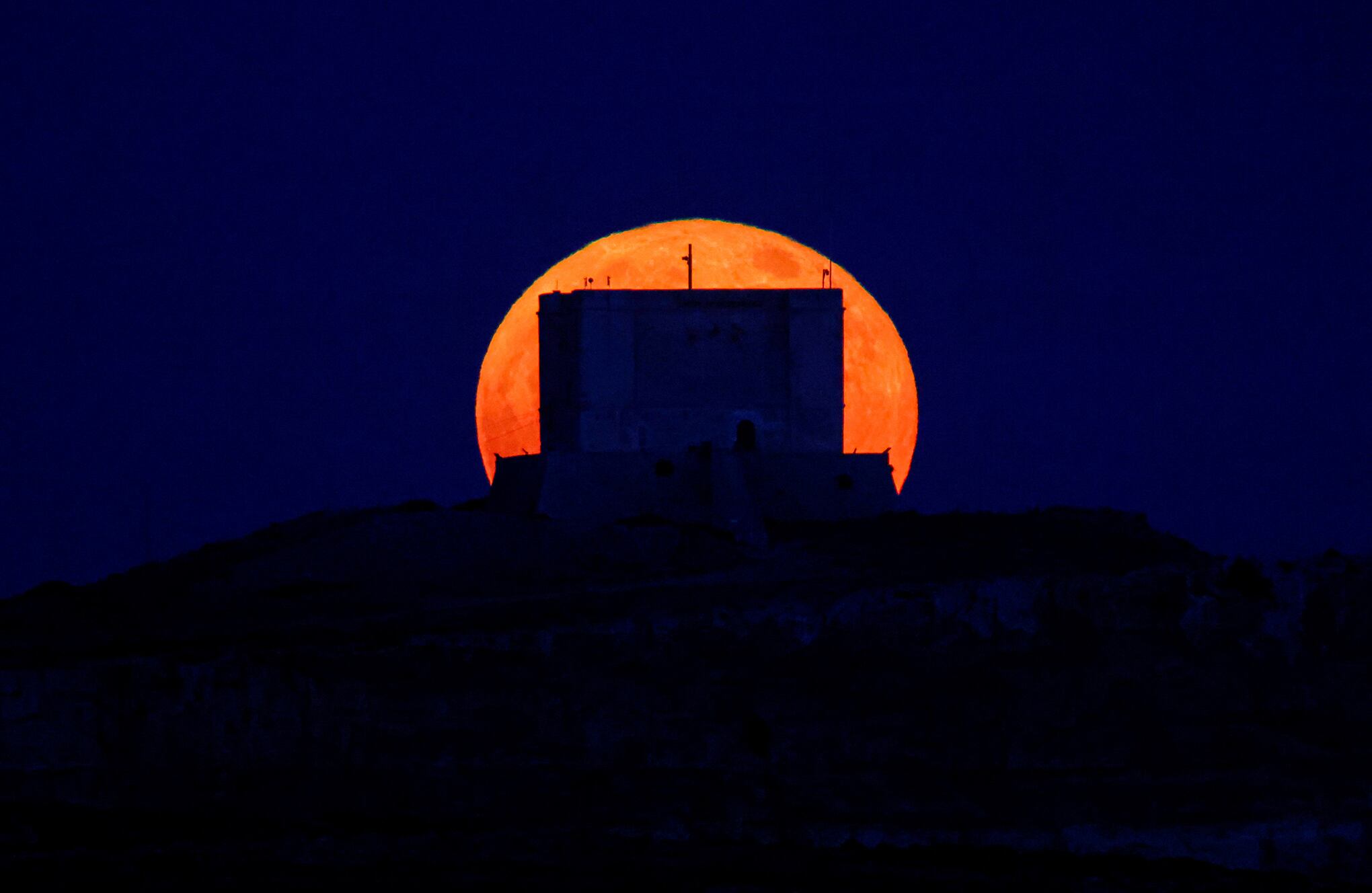 Strawberry Moon deslumbra en el cielo nocturno