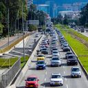 Autos en una calle con edificios al fondo (Calle 92 Bogotá)