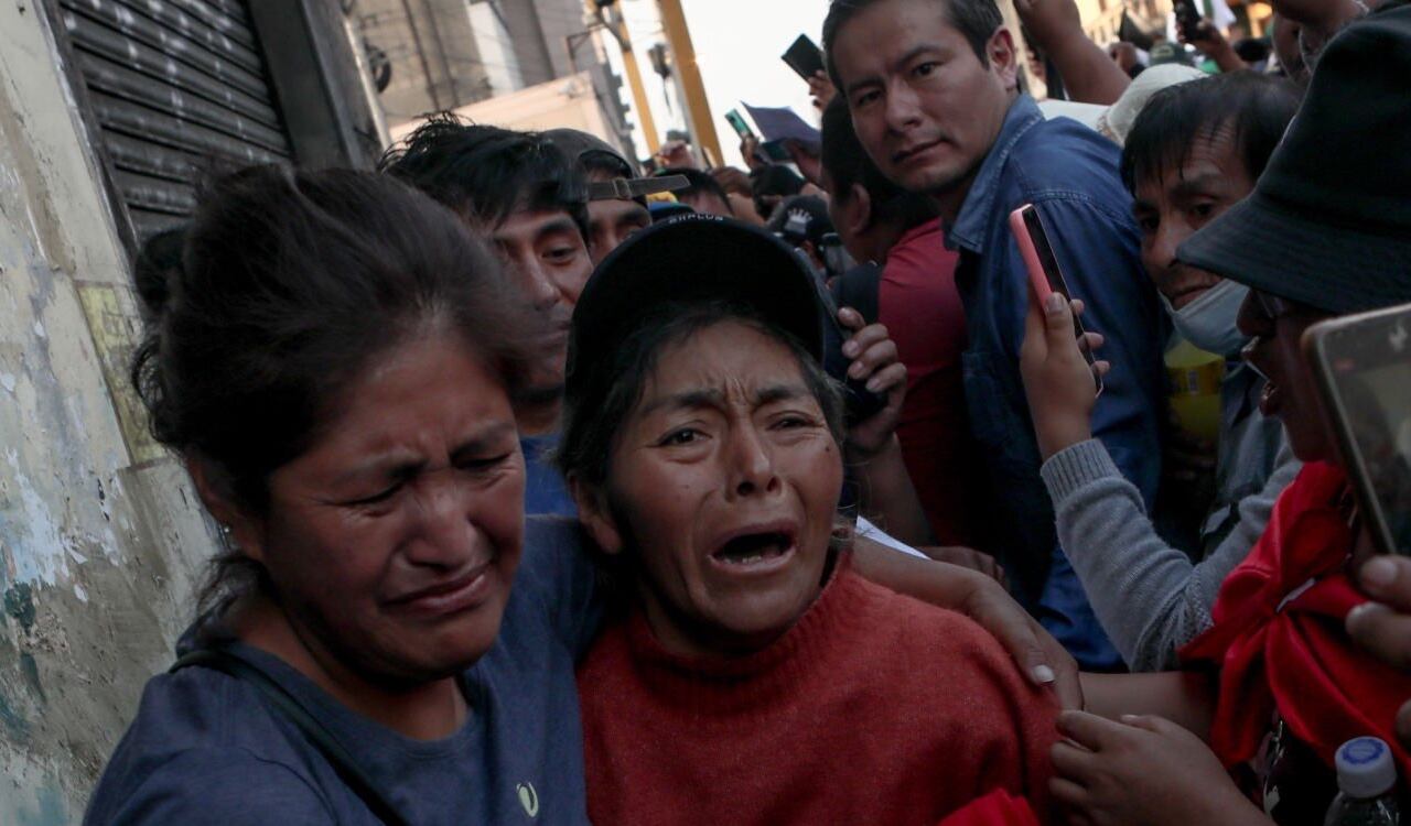 Familiares de manifestantes a las afueras de la Universidad de San Marcos piden información sobre los detenidos
