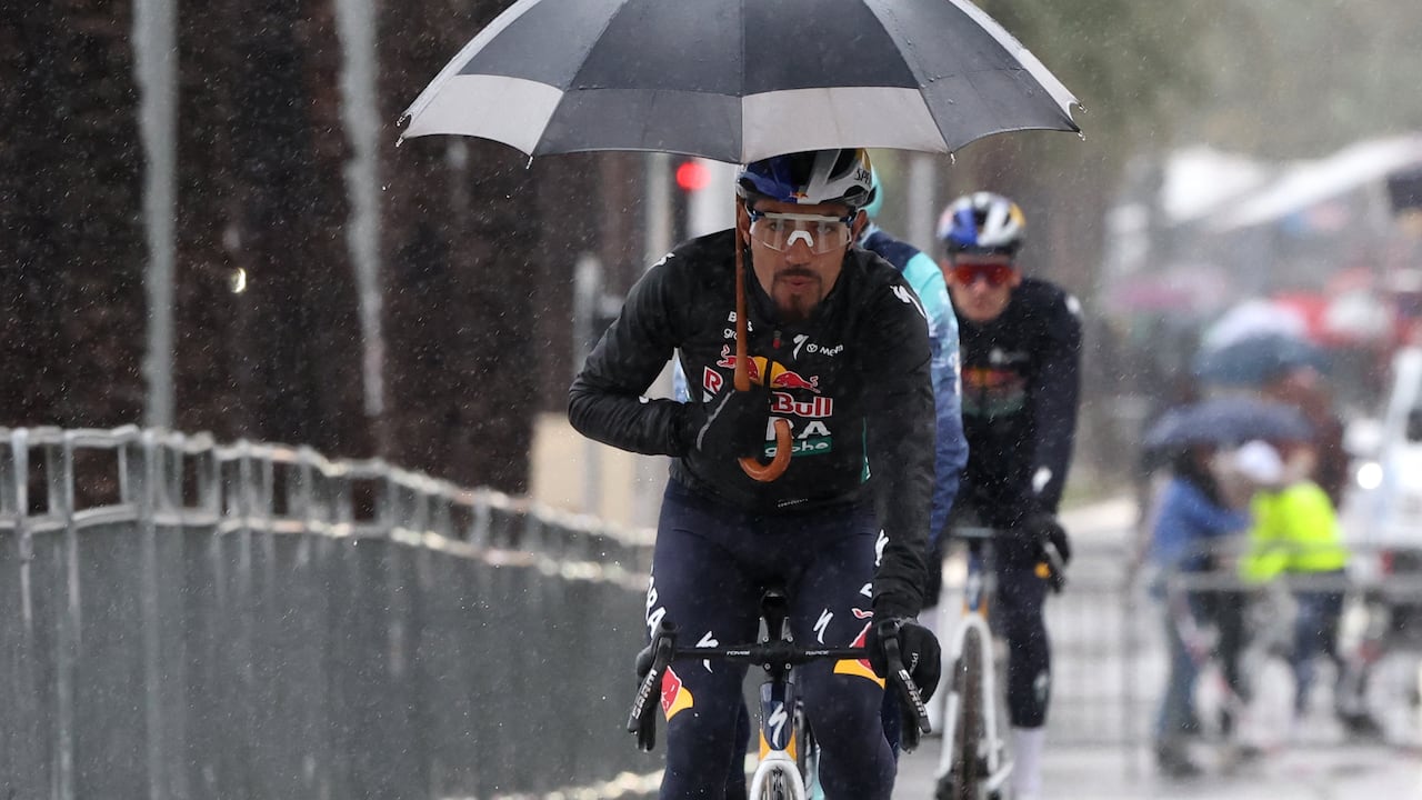 Daniel Felipe Martínez, con sombrilla en mano, por las difíciles condiciones de la París-Niza en la etapa 7