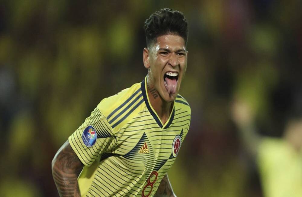 El futbolista colombiano Jorge Carrascal celebra luego de marcar un gol contra Ecuador, durante el Torneo Preolímpico Sudamericano Sub-23 en el Estadio Centenario de Armenia, el martes del 21 de enero de 2020. Foto: Fernando Vergara/ AP.