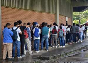 Con miras a cumplir la meta de crear 1000 empleos en Cali, este miércoles, 22 de mayo, se dio inicio a la feria de empleo en la ciudad, la cual, hasta ahora, ha recibido a más de 1200 personas. Fotos Raúl Palacios / El Pais / 22 de Mayo 22 del 2023 Cali.