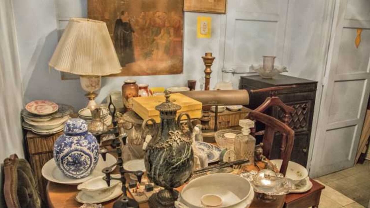 Por ese lugar han desfilado un sinnúmero de objetos de decoración como mesas, sofás y elegantes lámparas del Virreinato. Aunque Páez se enorgullece especialmente por dos ánforas fabricadas en uno de los lugares favoritos del rey Luis XV en Francia. Foto: Dinero