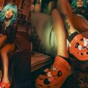 Karol G es la primera gran artista femenina reconocida en Estados Unidos y Latinoamérica en colaborar con Crocs. Foto: Crocs