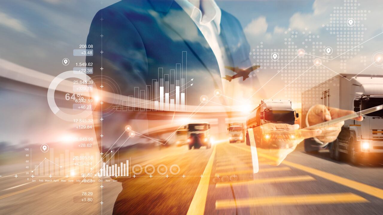 Doble exposición de empresario y crecimiento gráfico de negocio con mapa mundial de red de transporte y distribución logística y camiones de carga industrial para embarque. importación y exportación.