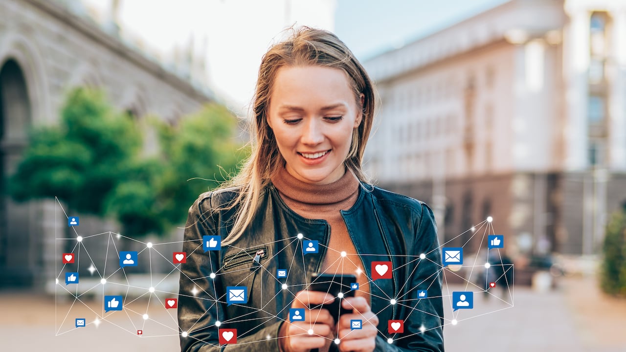 Conectar con personas en redes sociales.