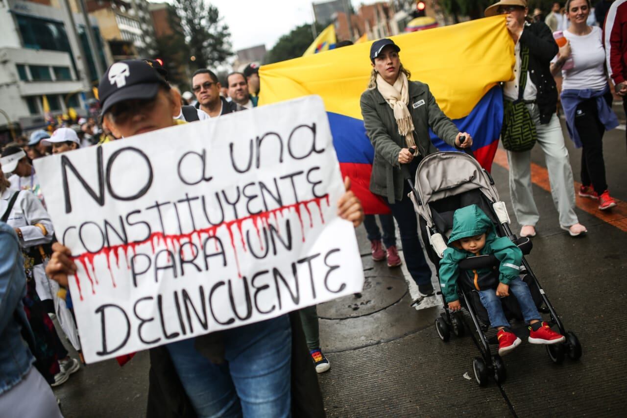 MARCHA 21 DE ABRIL EN CONTRA DEL GOBIERNO DE GUSTAVO PETRO BOGOTÁ en la plaza de Bolívar