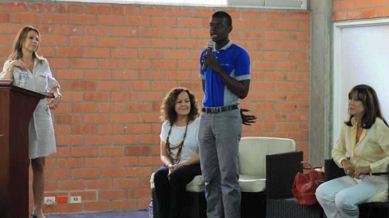 Christian Arboleda, beneficiario del programa que pudo lograr un empleo fijo y digno, junto a Viviana Echeverrí, Directora Ejecutiva de la Fundación AlvarAlice; Mariana Laporte, Directora Ejecutiva de la Fundación argentina SES y Maria Eugenia Garcés Echavarría, Presidente Consejo Directivo, Fundación AlvarAlice.