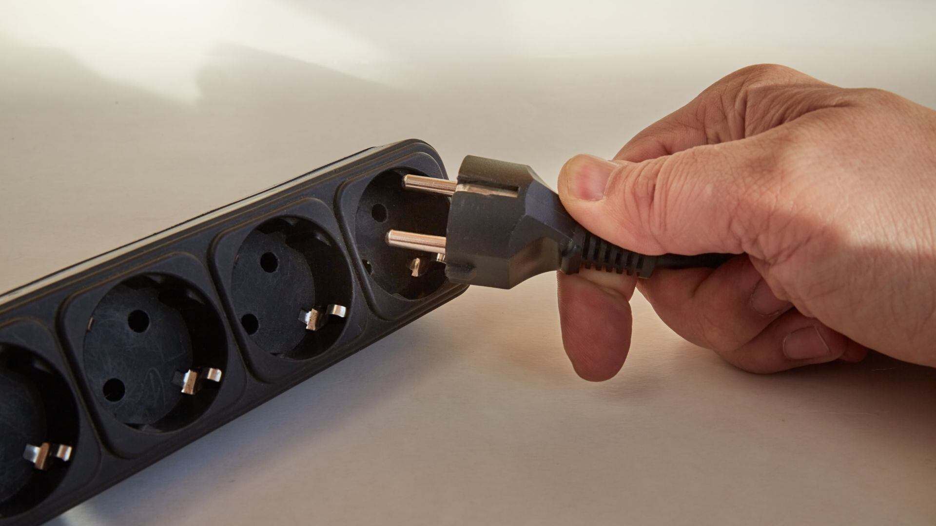 Muchos ciberataques no son dirigidos manualmente por una persona, sino que provienen de bots que escanean internet en busca de routers vulnerables.