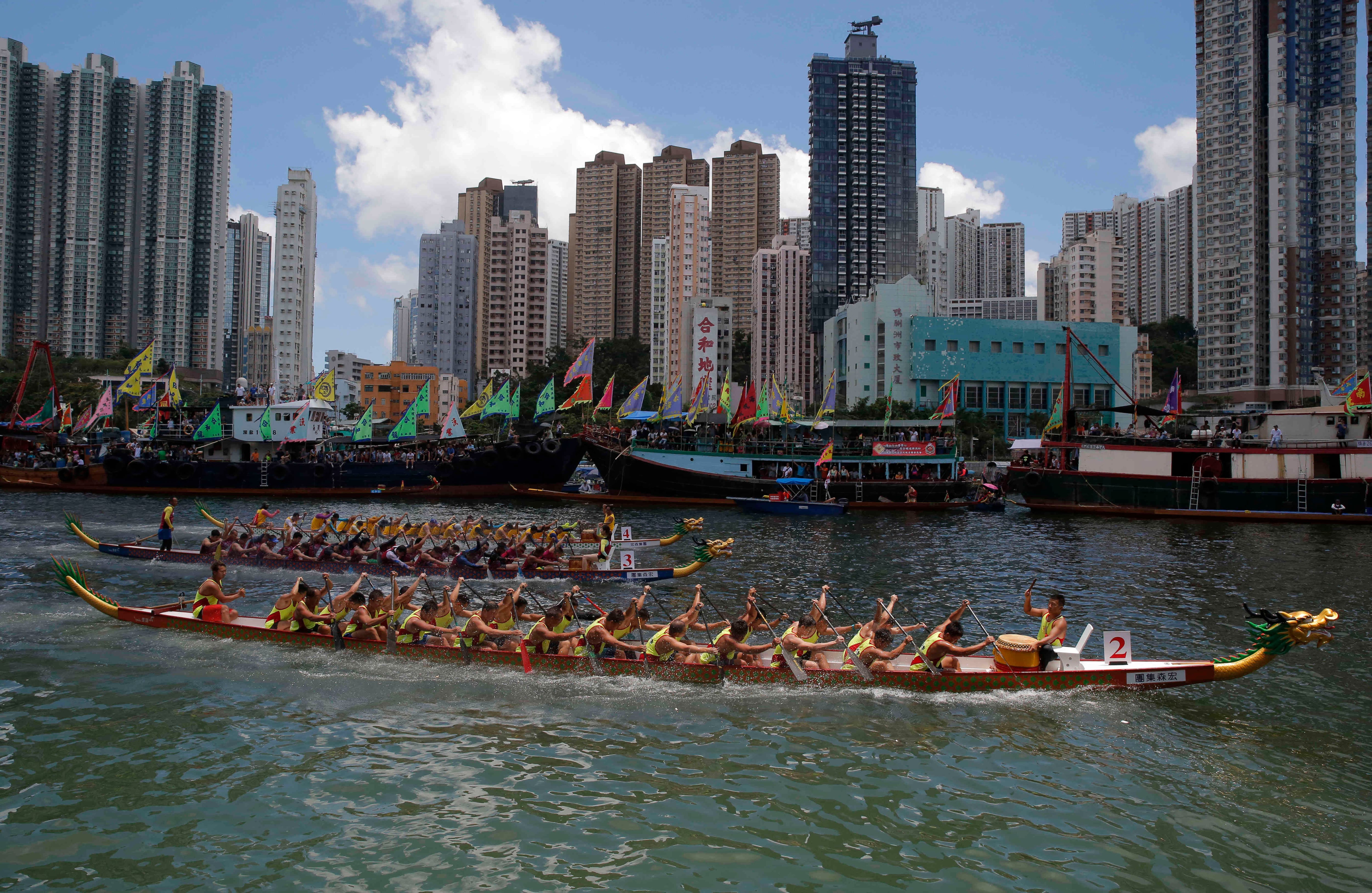 7 de junio - En el marco del Festival del Barco Dragón Chino, que se celebra en todo Hong Kong, varios equipos compiten para recordar a Chu Yuan un antiguo erudito-estadista chino, que se ahogó en 277 a.C. denunciando corrupción gubernamental. FOTO: Kin Cheung / AP