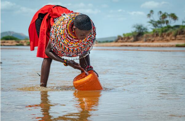 Abastecimiento de agua. Crédito: Cristian Salazar.
