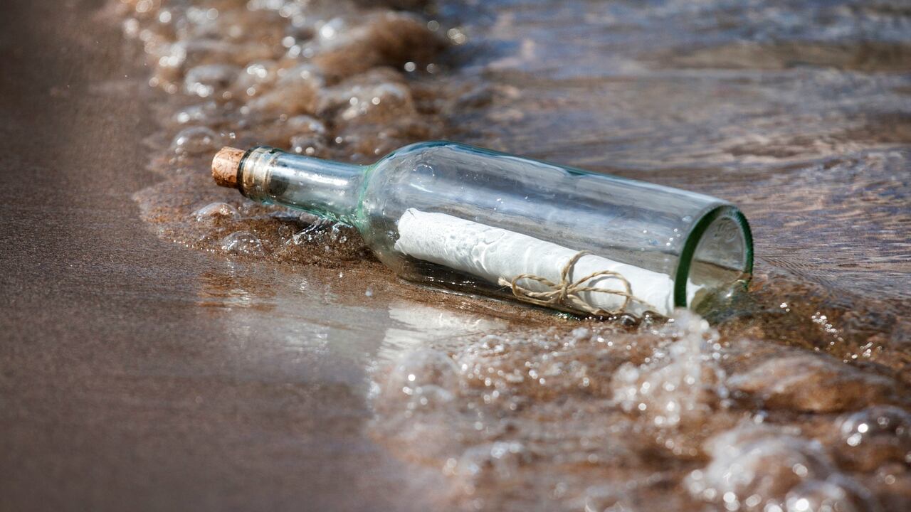 Las personas encontraron un mensaje en una botella.