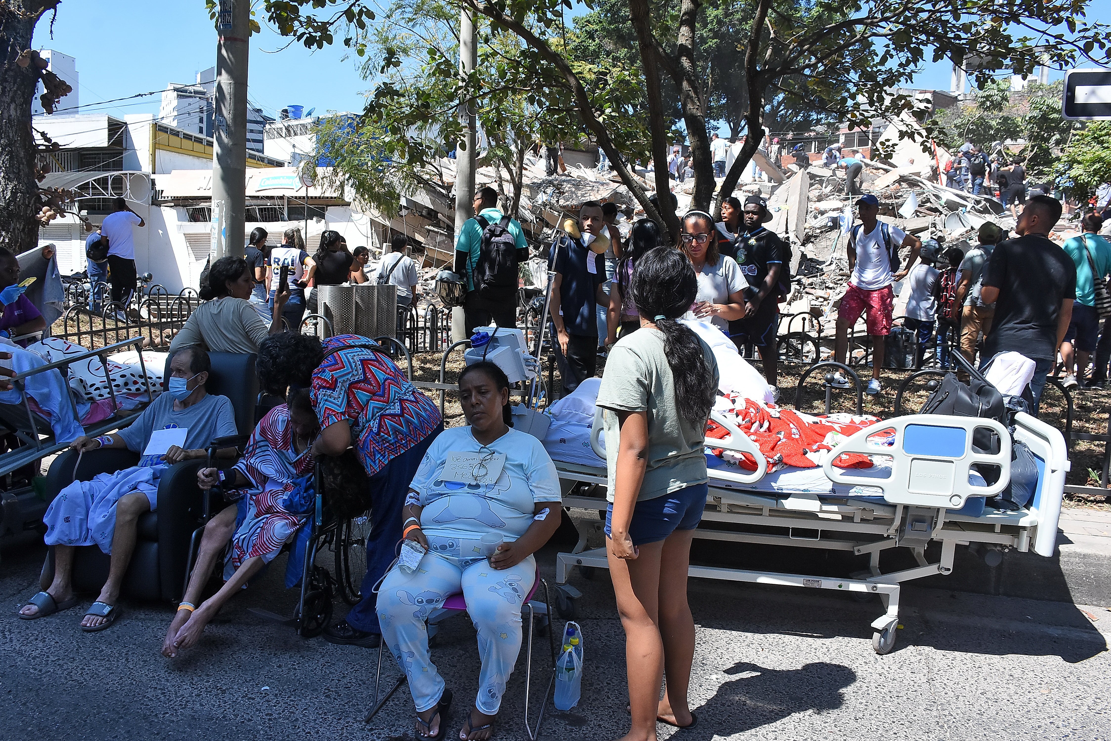 Terremoto en Cali, Colapso de infraestructura en diferentes lugares de la ciudad. Clínica de Colores, DESA, Galería Alameda, Edificaciones sobre la avenida roosvelt y al frente del coliseo de Hockey Miguel Calero.