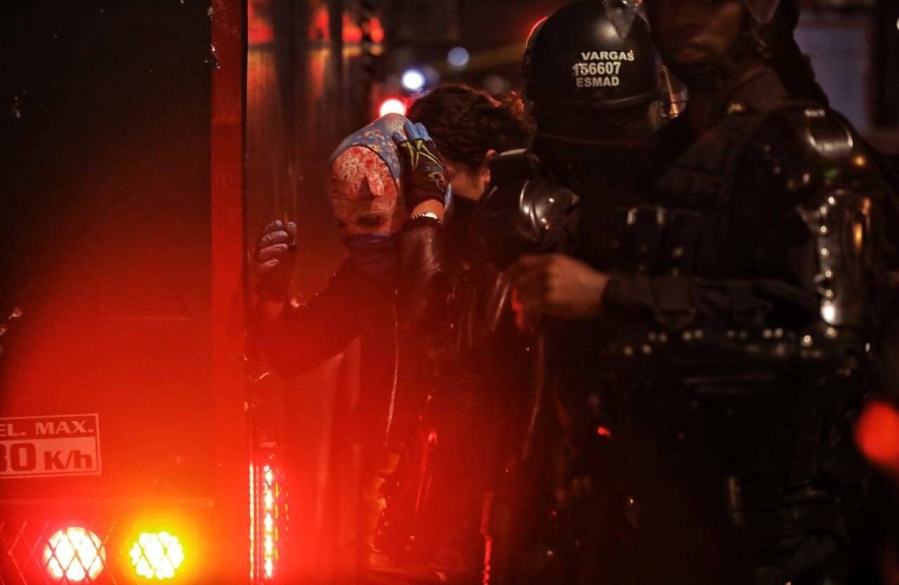 Buscando dispersar la protesta, el Esmad usó gases lacrimógenos y bombas aturdidoras.