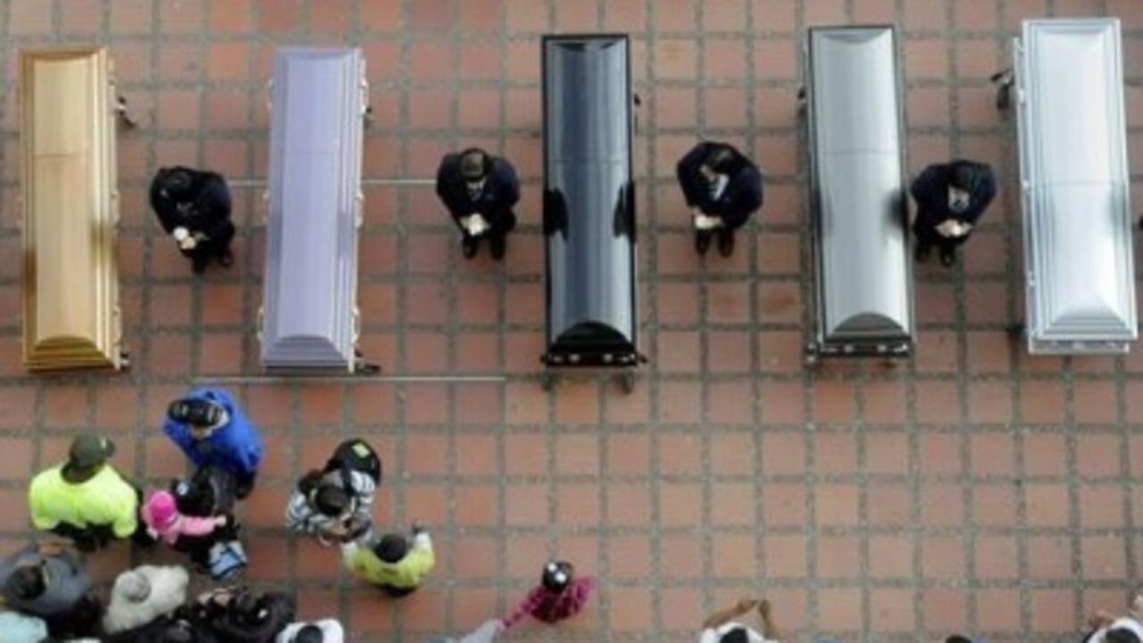 Familiares y allegados de 10 campesinos asesinados el pasado miércoles asisten este viernes a la ceremonia fúnebre en el municipio de Santa Rosa de Osos, departamento de Antioquia.