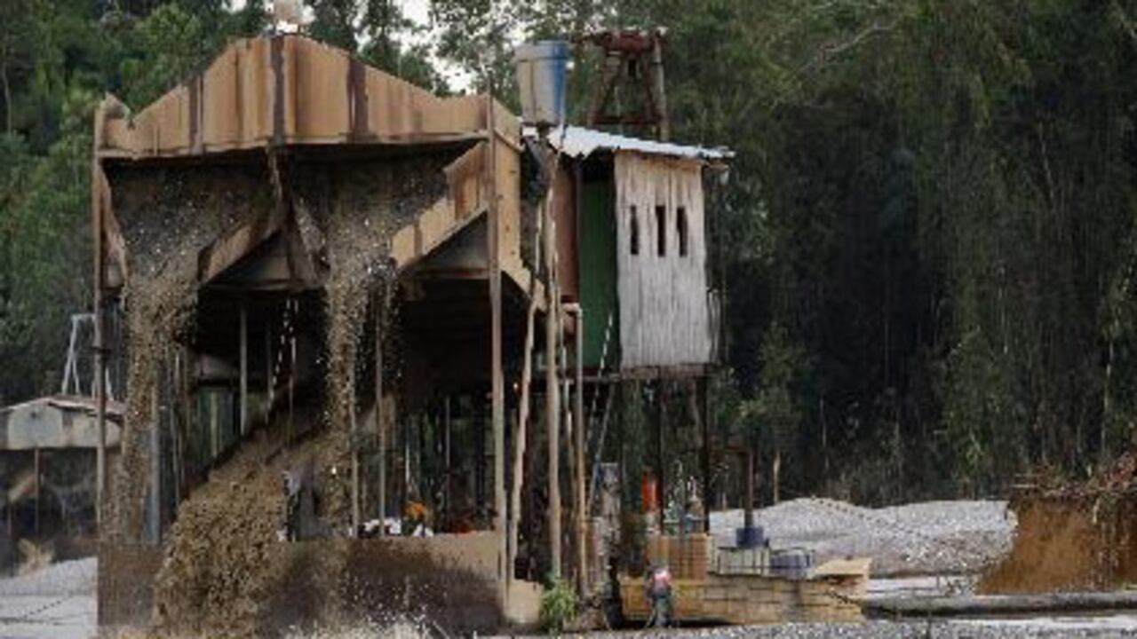 Veinticuatro gigantes dragones fueron incautados por las autoridades en Río Quito, Chocó porque estaban sacando oro sin permiso y produciendo un daño ecológico enorme.