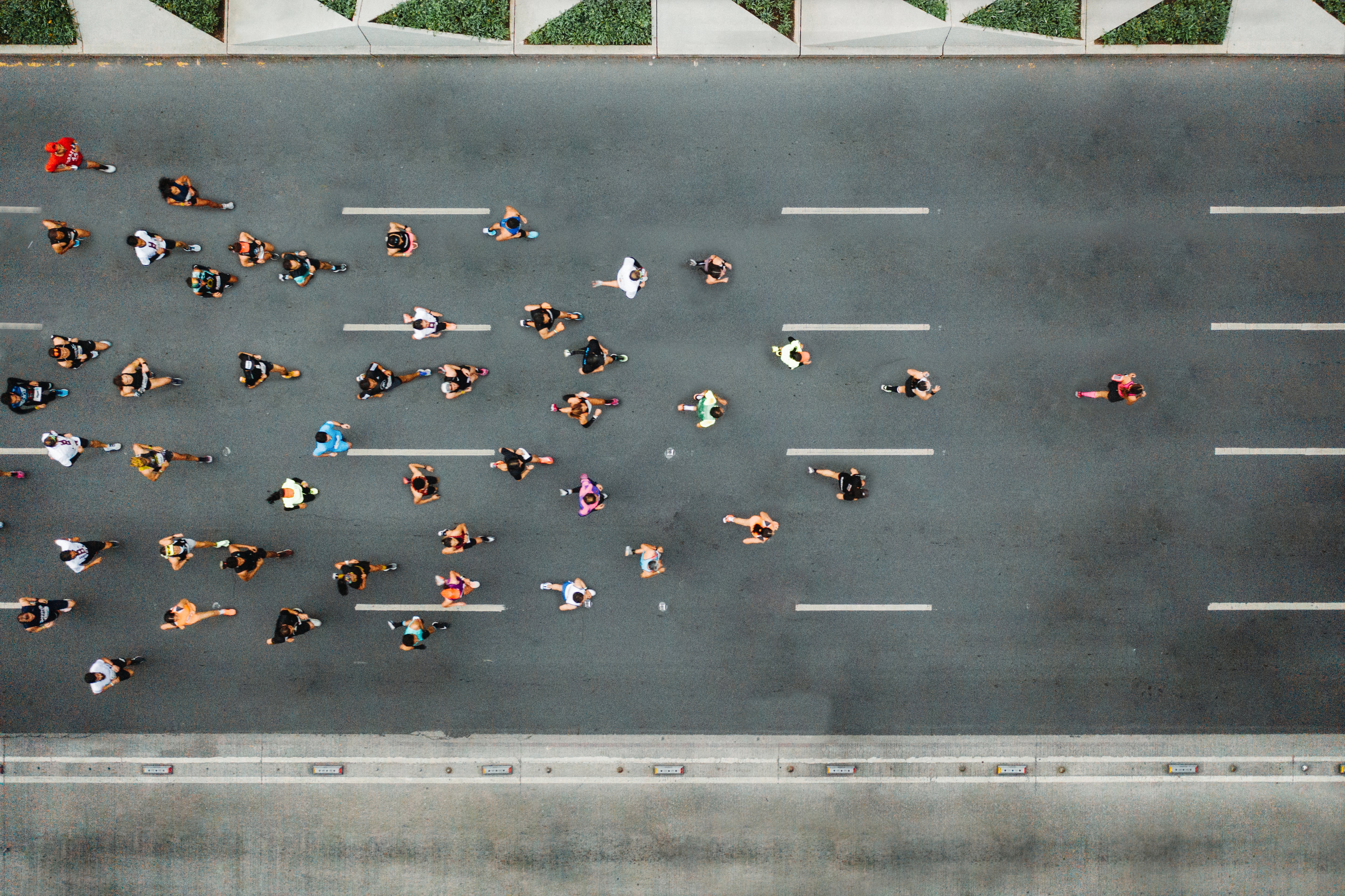 Personas en medio de una carrera atlética.