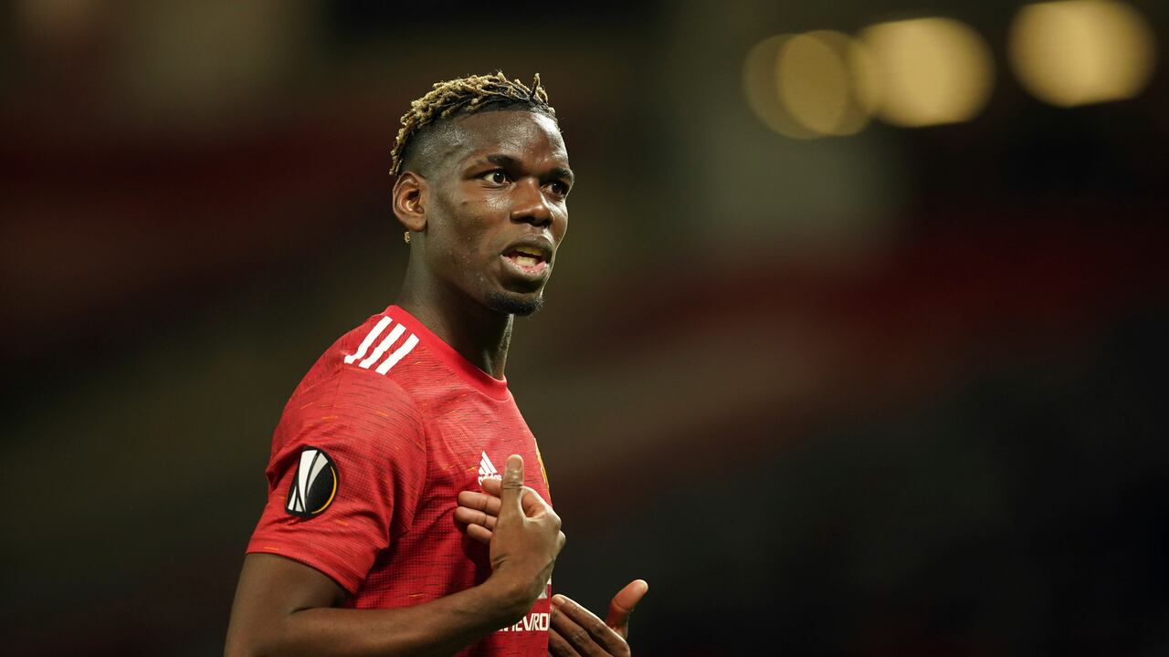Paul Pogba del Manchester United hace un gesto durante el partido de vuelta de cuartos de final de la Europa League entre el Manchester United y el Granada en el estadio Old Trafford, en Manchester, el jueves 15 de abril de 2021 (AP Photo / Dave Thompson).
