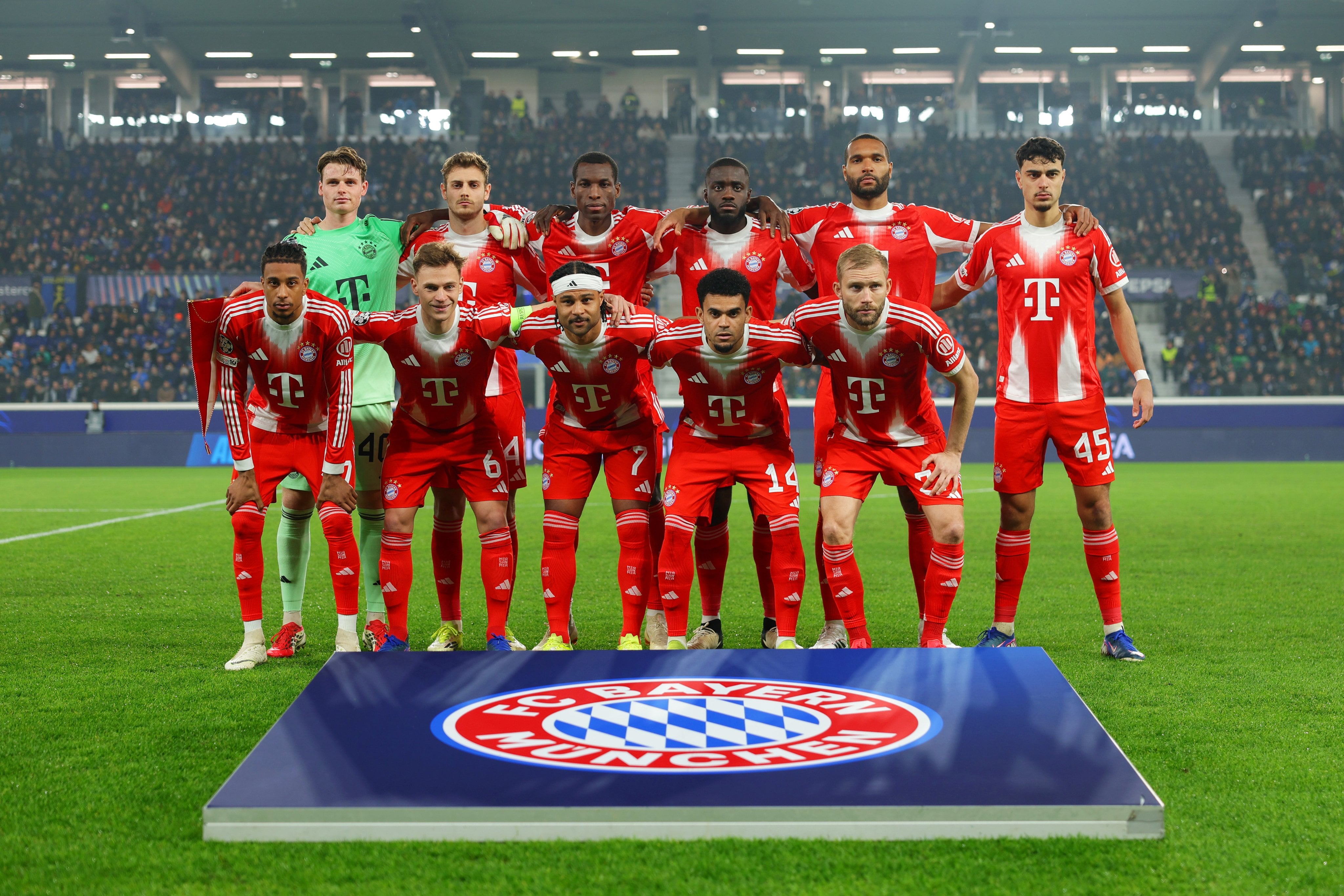 Jugadores del Bayern Múnich previo al juego contra Atalanta.