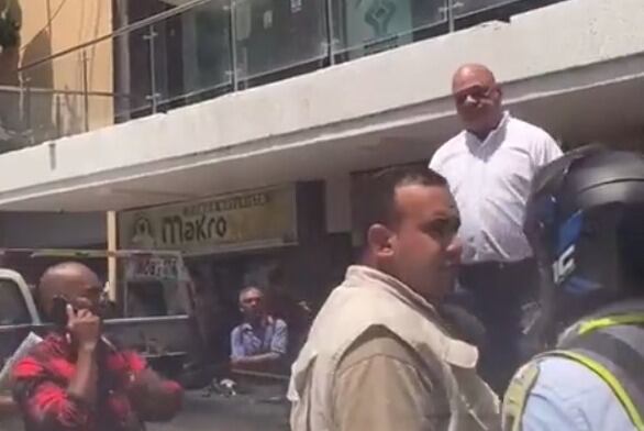 El candidato conocido como 'El Cura' se subió a una grúa y no dejó que el vehículo fuera inmovilizado