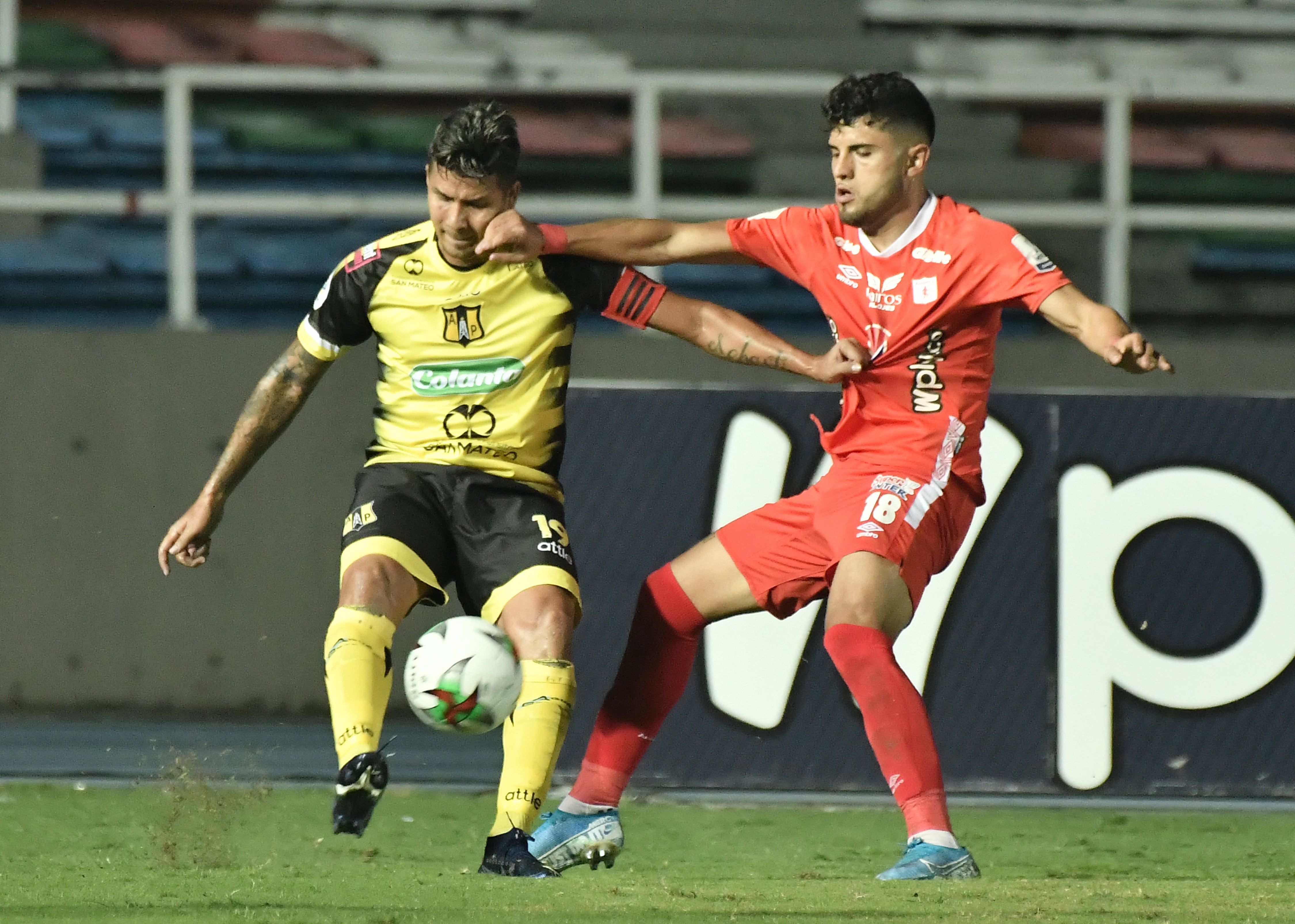 Rodrigo Ureña con América en un partido contra Alianza Petrolera.