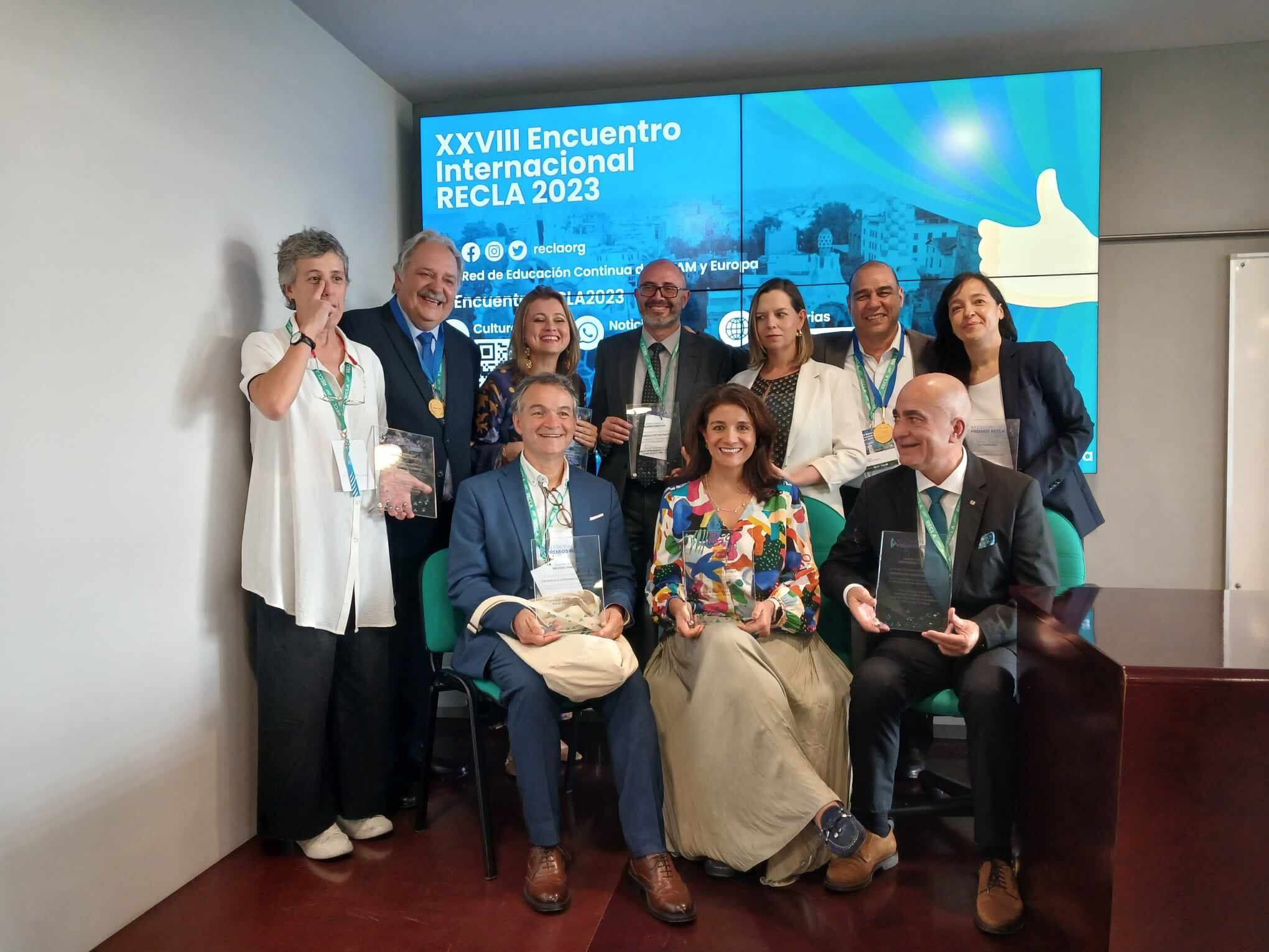 La secretaria Edna Bonilla recibió el premio en España