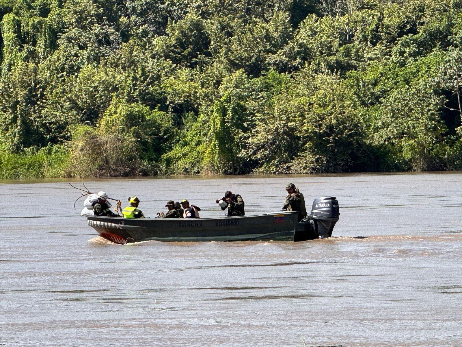 Operativo de búsqueda de los tres militares en el río Magdalena.