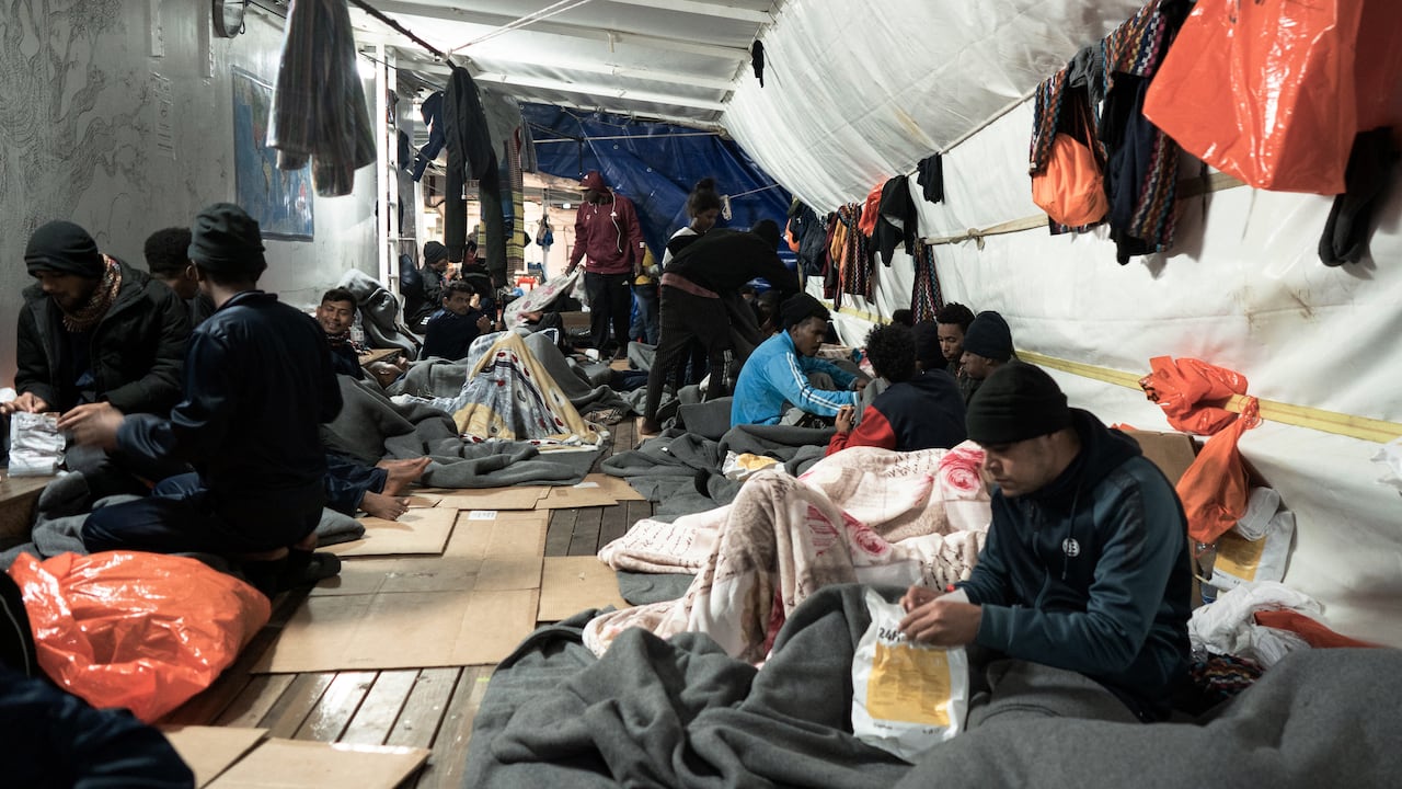 Migrantes son rescatados en el mar y autorizados a entrar a Italia. (Photo by VINCENZO CIRCOSTA / AFP)