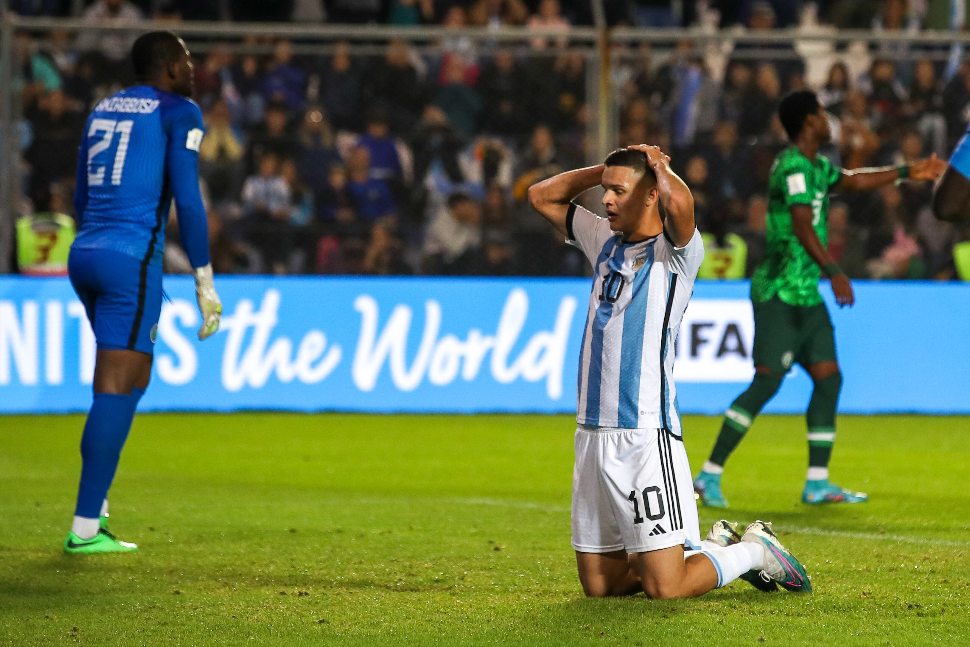 Delantero argentino decepcionado tras no poder marcar ante Nigeria.